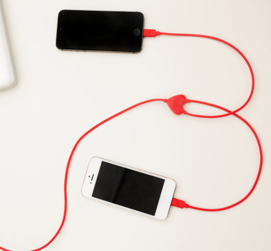 Kikkerland-Dual-Heart-IPhone-Charging-Cable