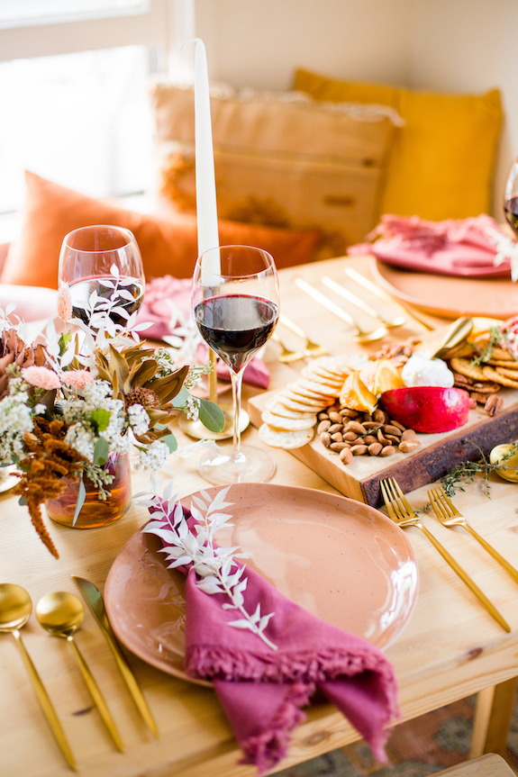 Host a Cozy Friendsgiving with This Gorgeous Tablescape