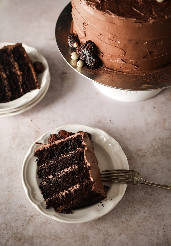 Tarta de chocolate con decoración de Swiss meringue buttercream de