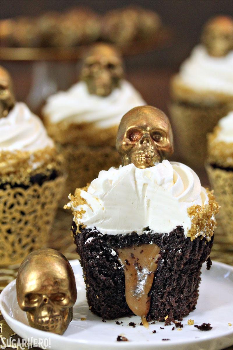 dark chocolate & oreo mini skull cakes