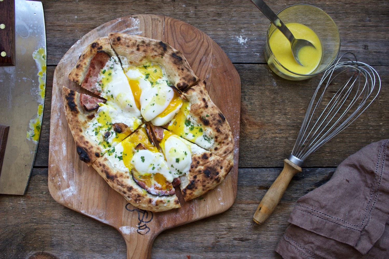 https://theinspiredhome.com/wp-content/uploads/2023/02/eggsbenedictpizza.jpeg