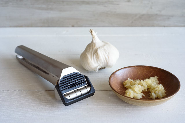 Charcoal Companion Cast Iron Garlic Roaster & Silicone Squeezer