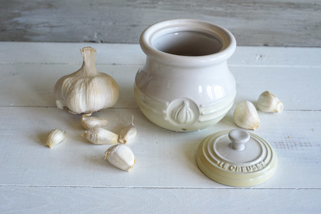 https://theinspiredhome.com/wp-content/uploads/2023/02/le-creuset-garlic-keeper.jpg