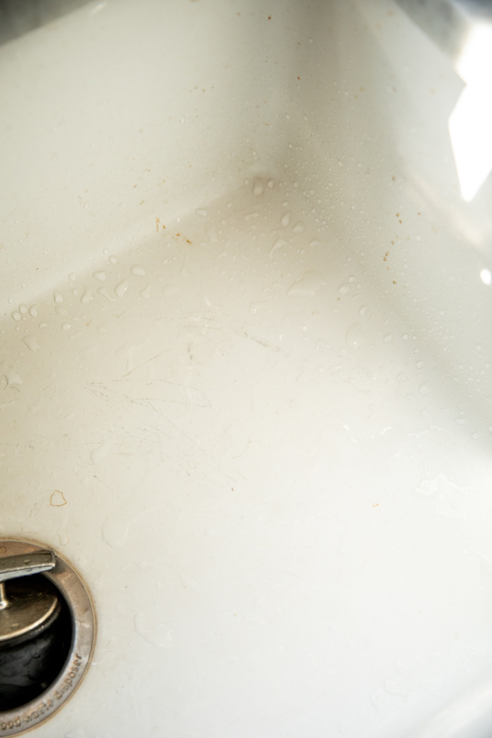 How to Remove Stains from a Porcelain Sink 